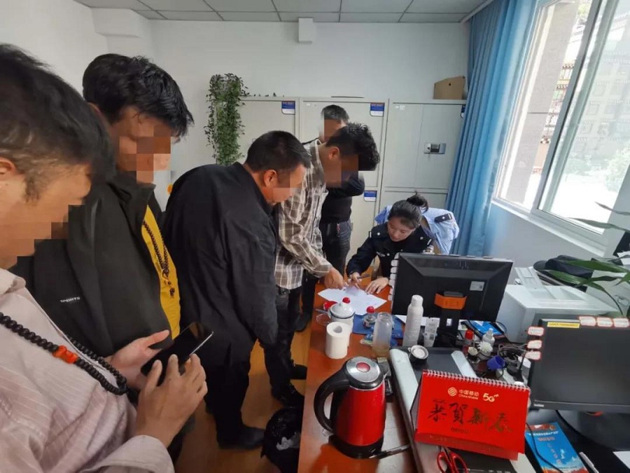 對檢測人員進行建檔檢測.jpg