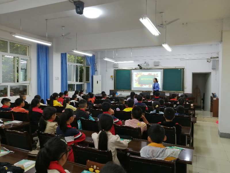 與法治成長同行  獻(xiàn)禮祖國71華誕3.jpg