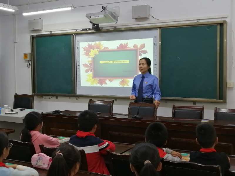 與法治成長同行  獻(xiàn)禮祖國71華誕1.jpg