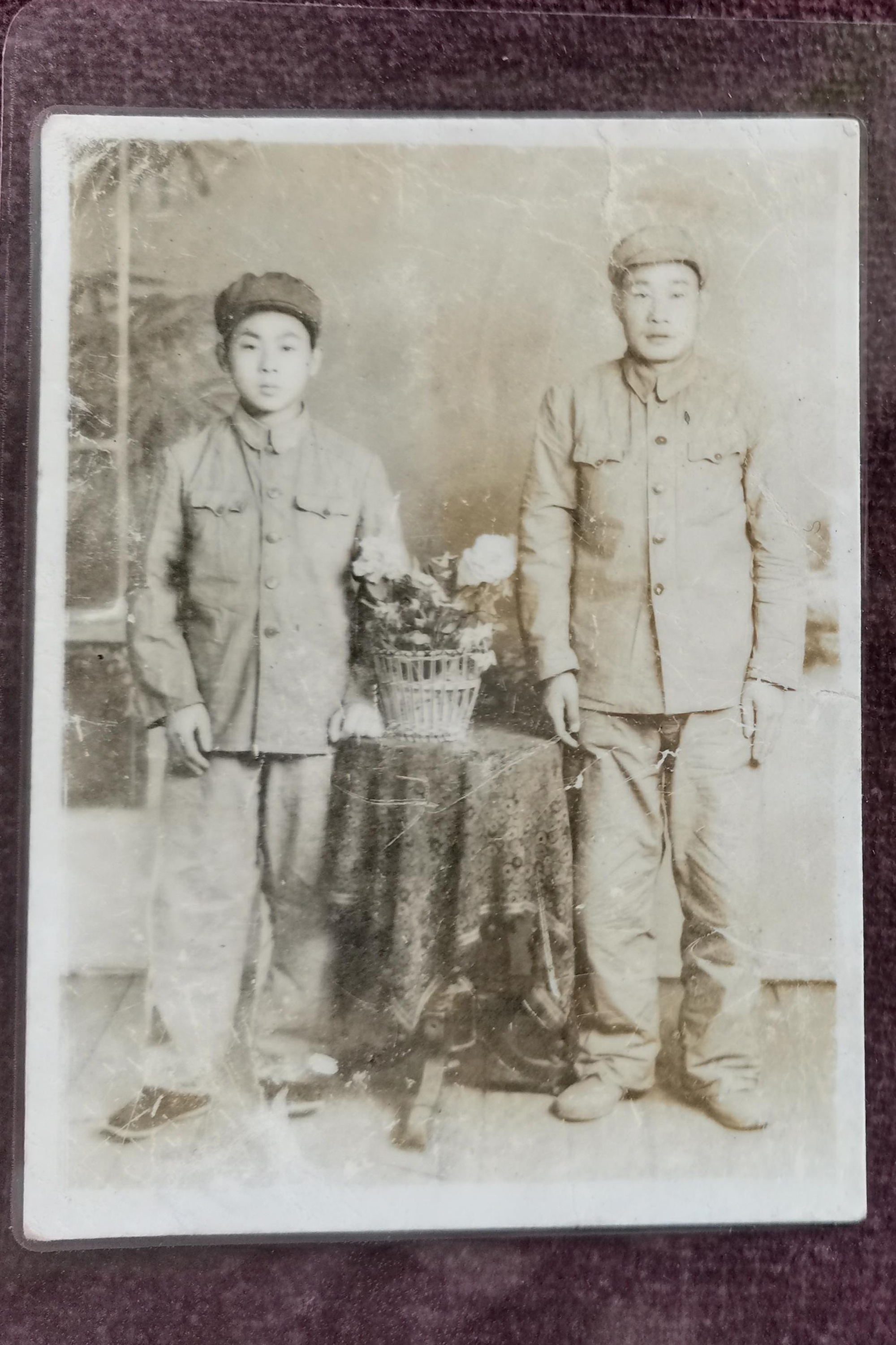 回國養傷時，與河北籍戰友徐文德（右）合影.jpg