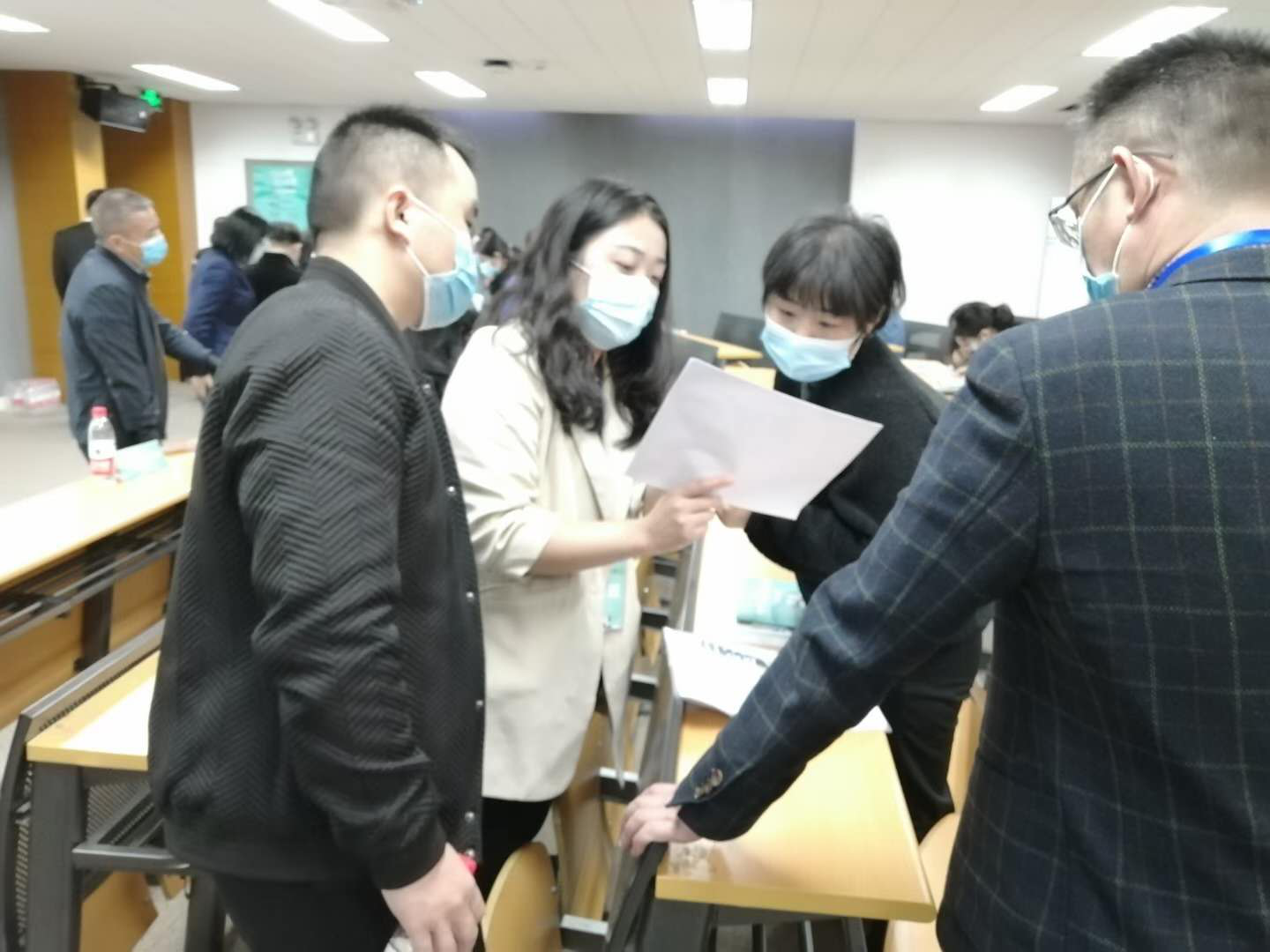 向咨詢學生講解政策.png