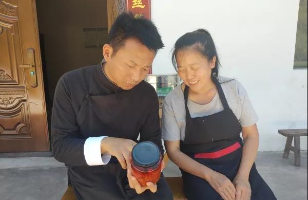 魏華剛（左）指導村民做好品牌宣傳.jpg