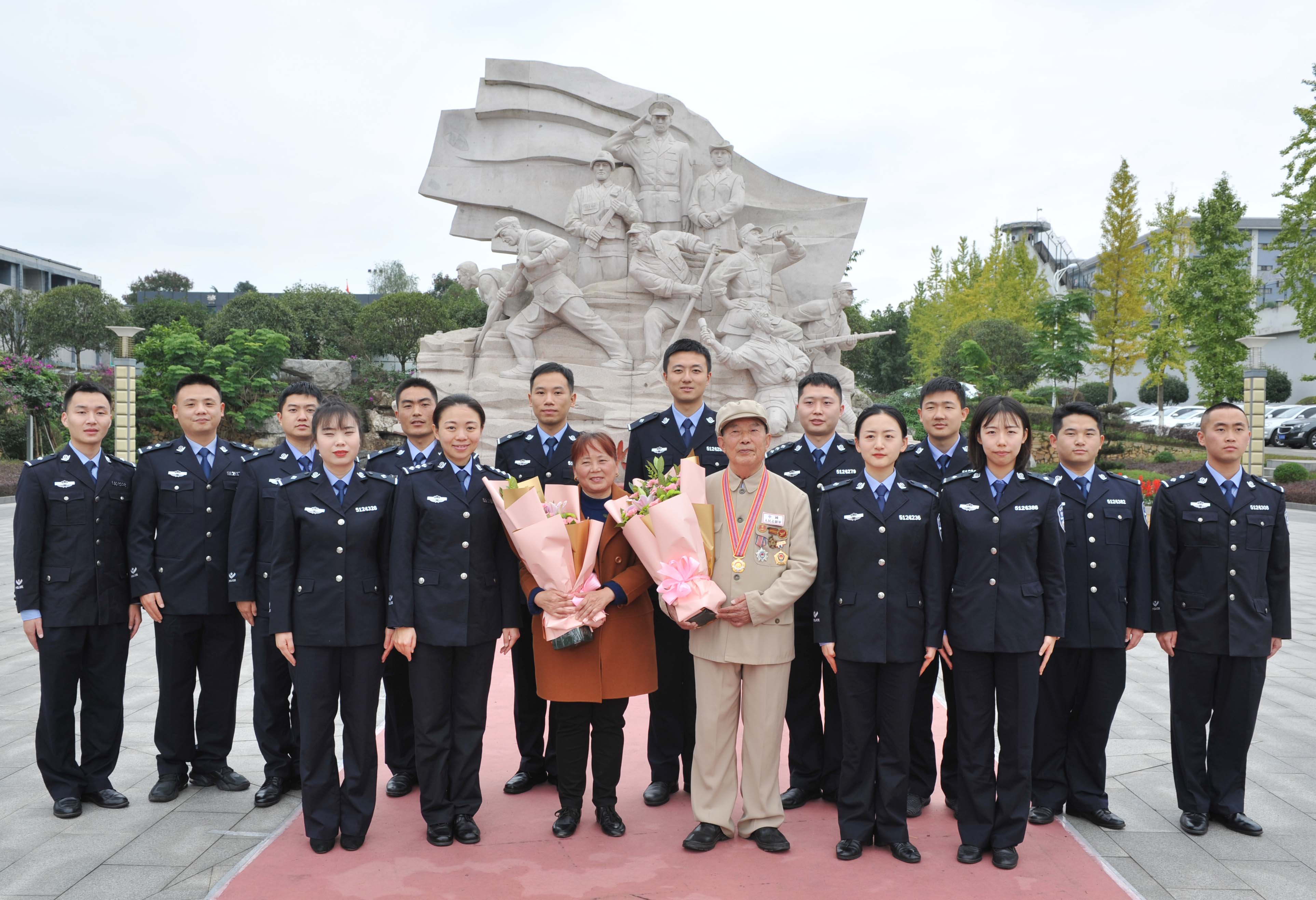 抗美援朝老戰士涂青聯及妻子與監獄青年民警合影.JPG