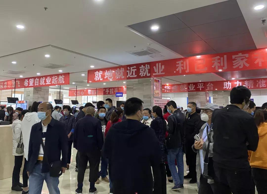 舉辦就業(yè)招聘會，助力貧困勞動力就業(yè).jpg