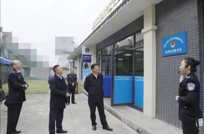 省委政法委副書記李世成一行赴眉州監獄調研指導工作