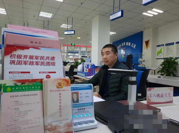 任虎在退役軍人服務(wù)窗口為退役軍人提供服務(wù).jpg