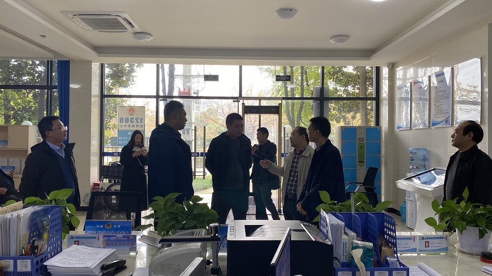 4白玉縣院代表參觀邛崍市院12309檢察服務中心.jpg