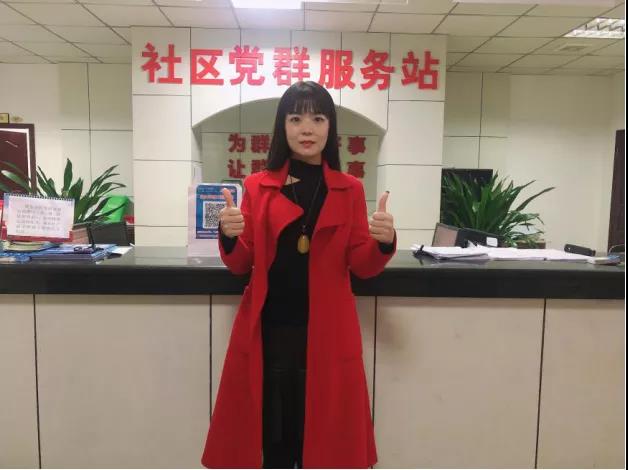 康藏路社區黨委副書記李婭.jpg