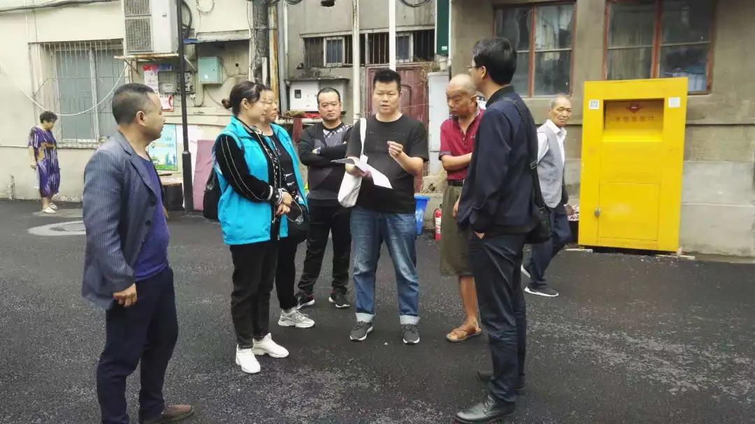 雨城區(qū)疾控中心對(duì)小區(qū)滅鼠工作進(jìn)行指導(dǎo).jpg