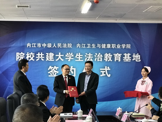 頒發聘書.jpg
