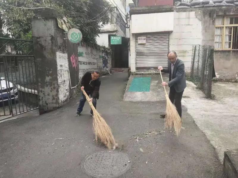 區(qū)政府黨組成員、碧峰峽旅游區(qū)管委會主任韓東（右）.jpg
