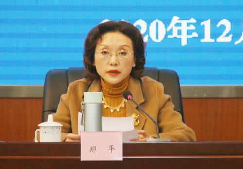 市委組織部常委副部長鄭平宣讀干部任免決定.JPG
