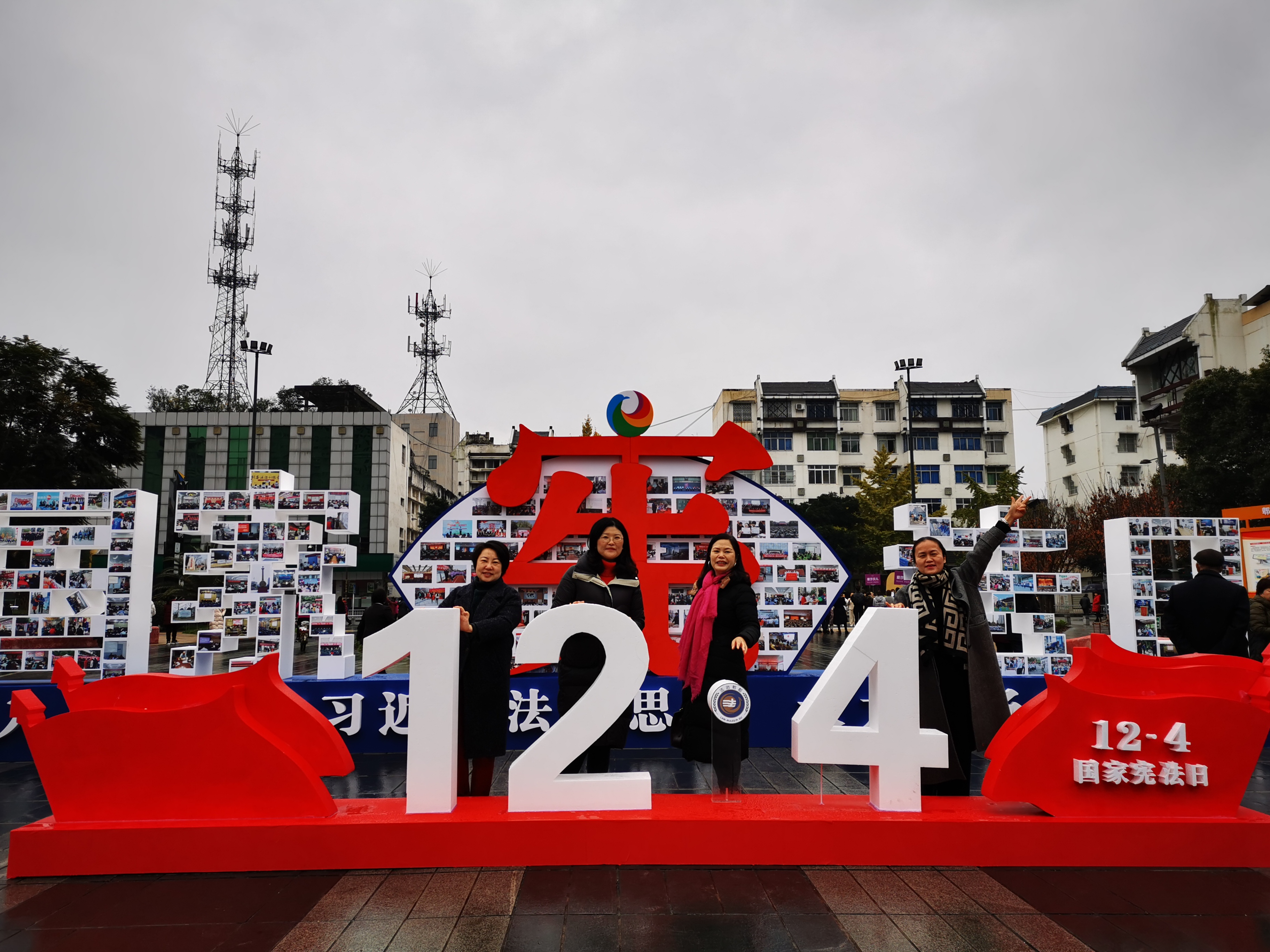 市民紛紛來到12·4憲法墻打卡留念2.jpg