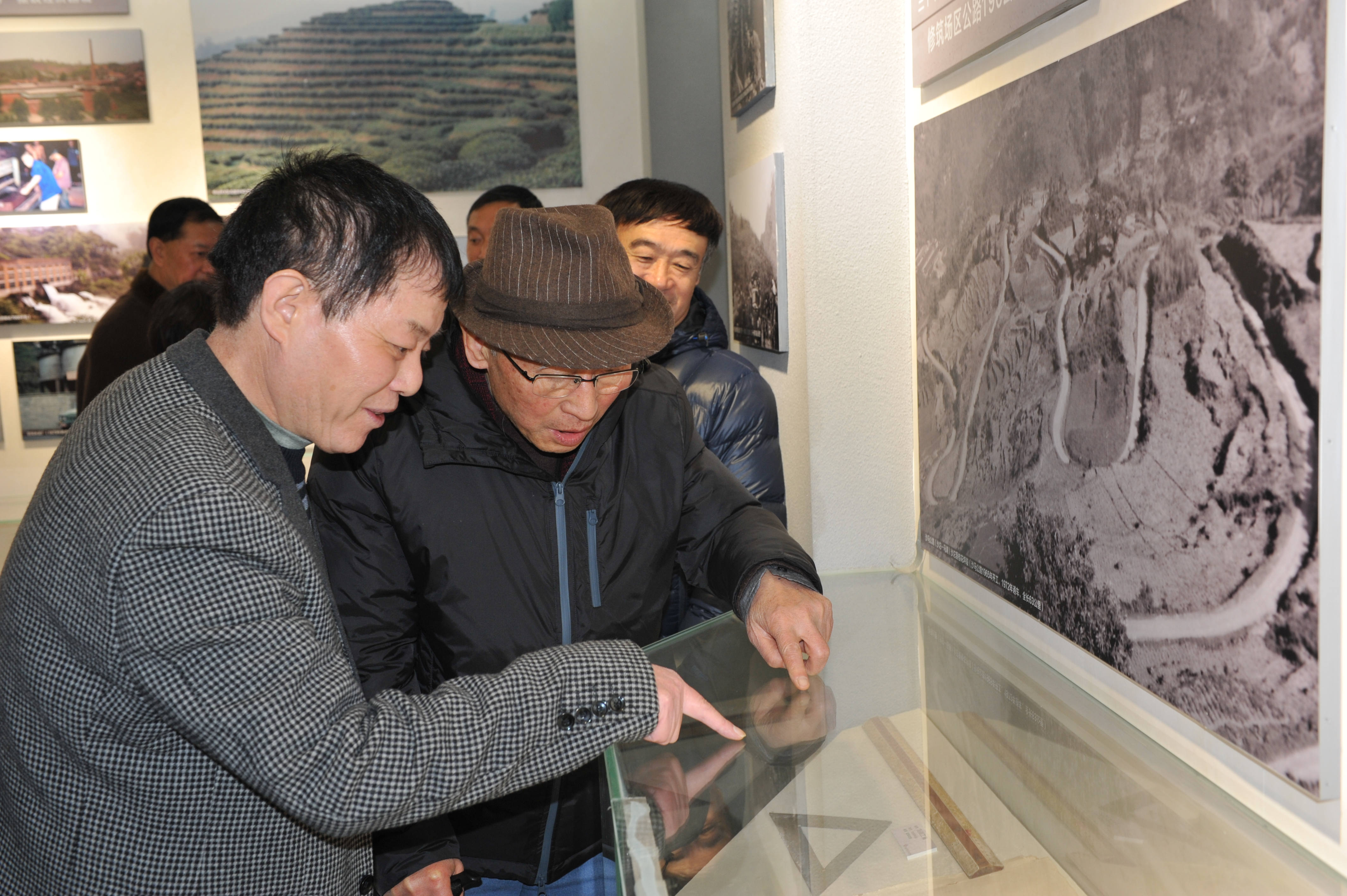 7.捐贈(zèng)者參觀監(jiān)獄歷史陳列館.JPG