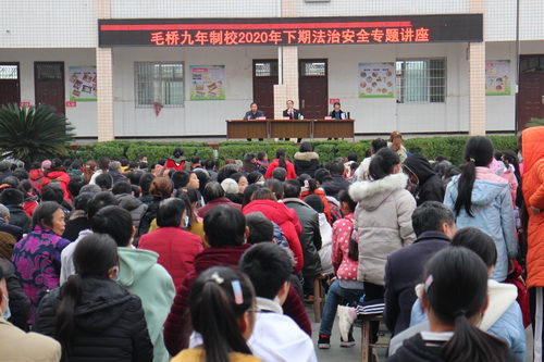 趙化法庭干警在富順縣安溪鎮毛橋九年制學校講法治課.jpg