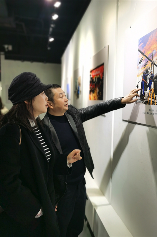 群眾觀看攝影作品   圖片：徐慧.jpg