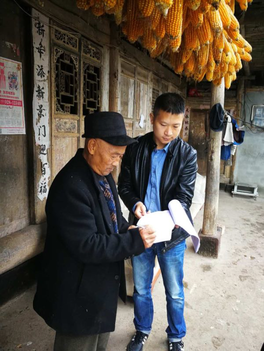 上里鎮建新村第一書記劉欣（右一）.png