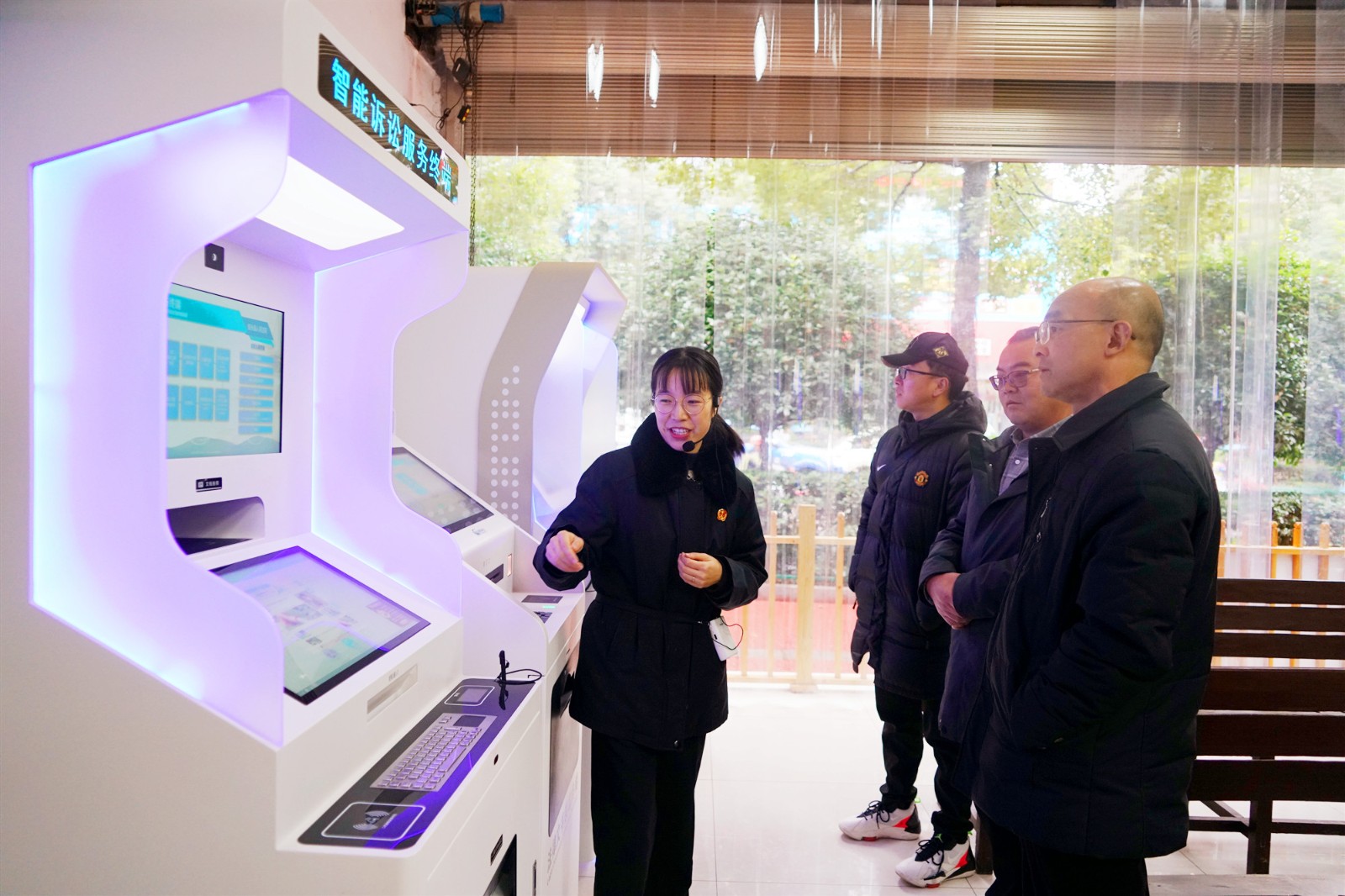 圖：敘永法院訴訟服務中心干警正在介紹智能訴訟服務終端的使用.jpg