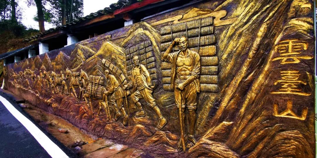 浮雕大師韓德雅正在基地的步游道（生產(chǎn)便道）上進(jìn)行裝飾工作2.jpg