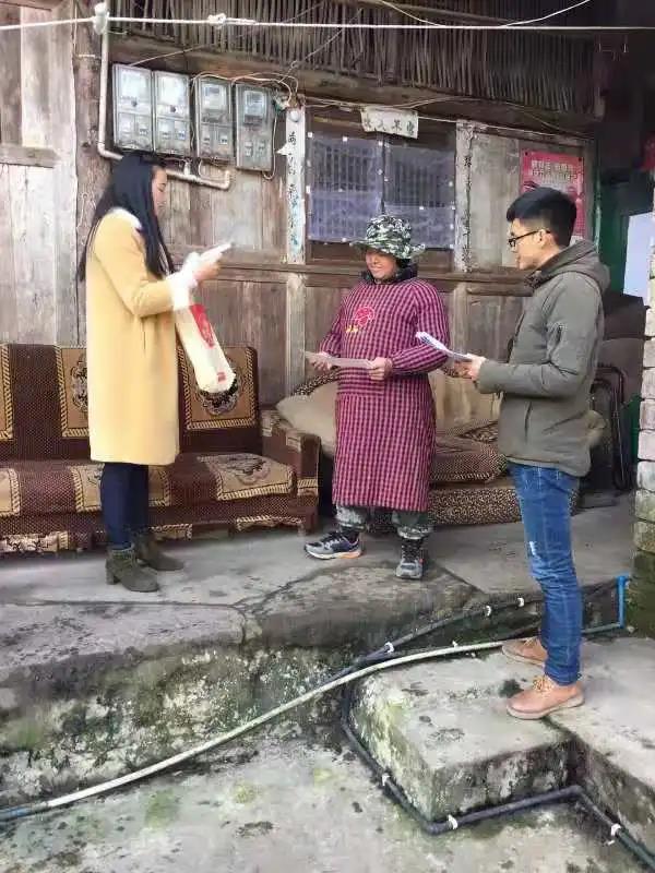 八步鎮(zhèn)金花村第一書記韓佩佩（左一）.jpg