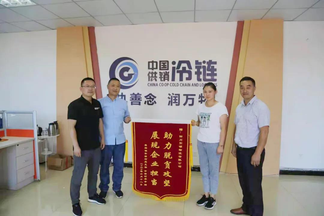 晏場(chǎng)鎮(zhèn)許橋村第一書記汪游鴻（左一）.jpg
