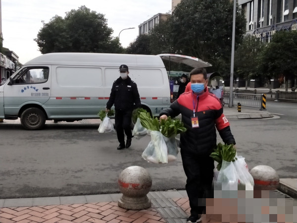 疫情防控期間，劉忠建（右）為居家隔離人員送蔬菜.jpg
