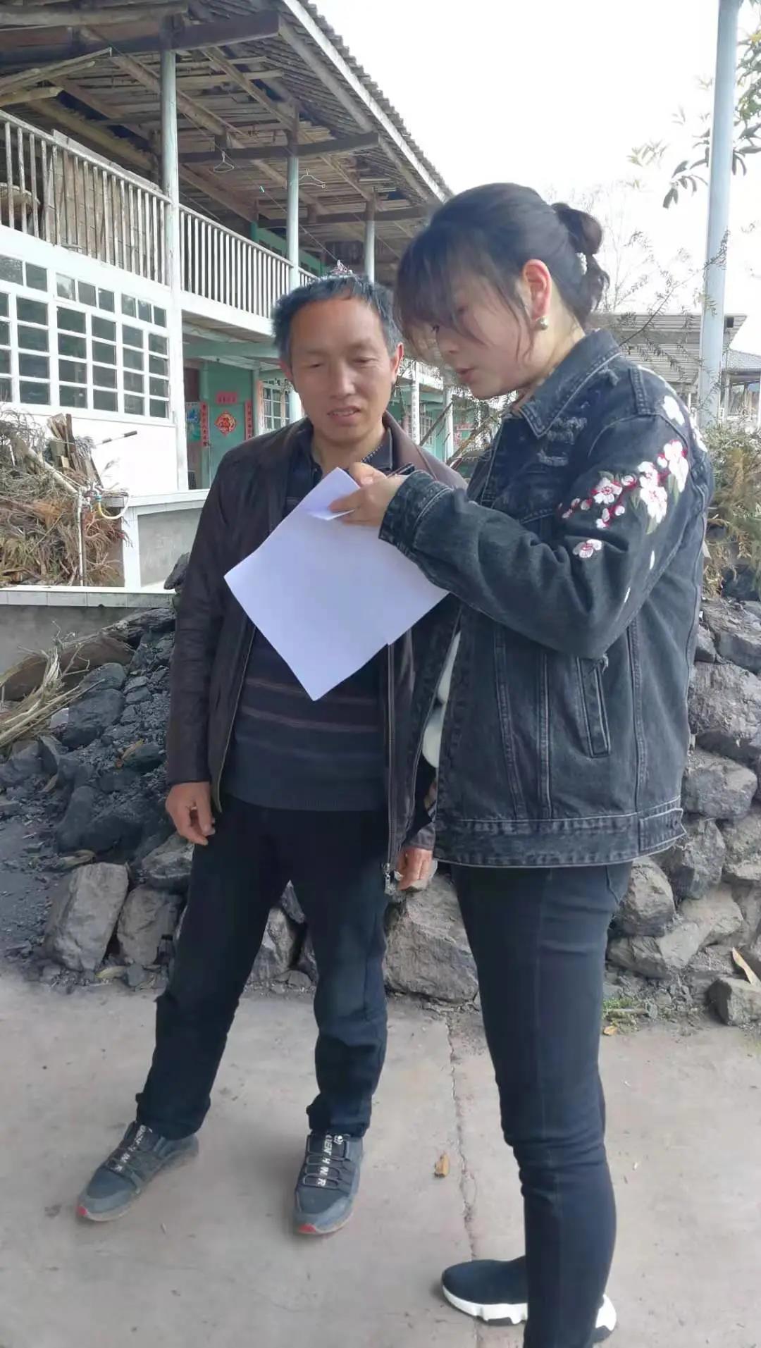晏場鎮(zhèn)銀杏村第一書記王燁（右）.jpg