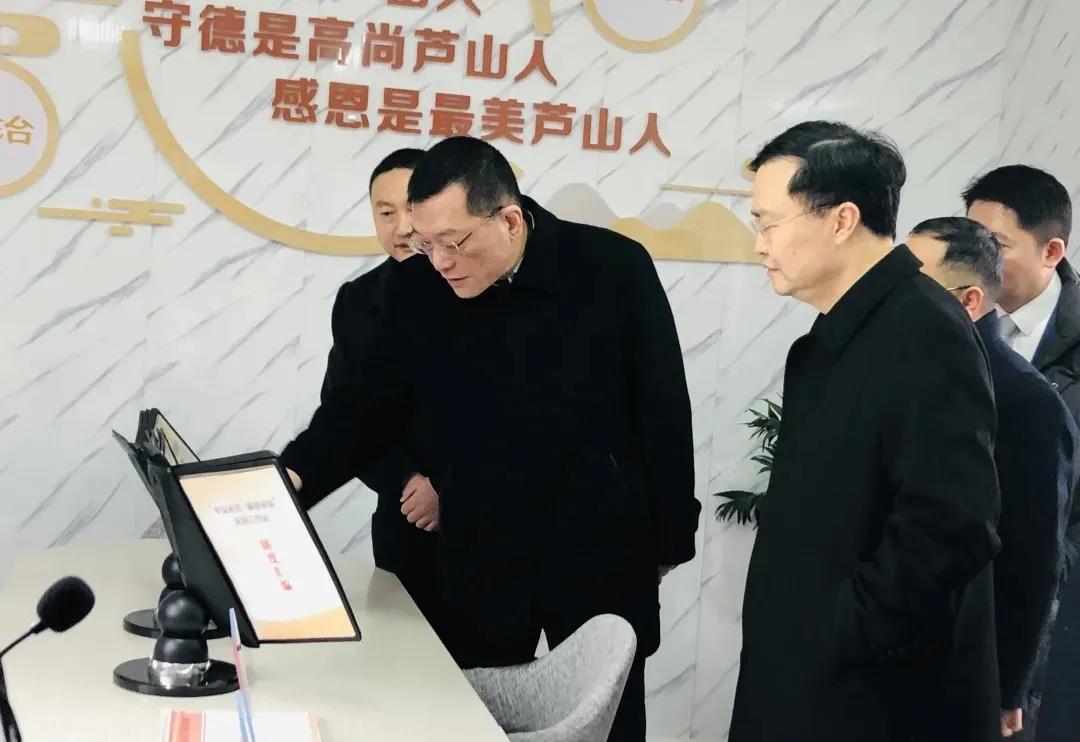省檢察院黨組書記、檢察長馮鍵一行蒞臨雅安，調研指導蘆山縣全面依法治縣示范試點工作，征求駐雅部分全國、省人大代表、政協委員對檢察工作的意見建議，慰問困難干警。市委常委、政法委書記楊軍陪同調研。.jpg