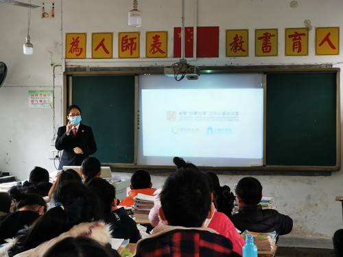 中區(qū)法院“網(wǎng)絡(luò)安全”法治宣傳走進(jìn)伏龍初中2.jpg