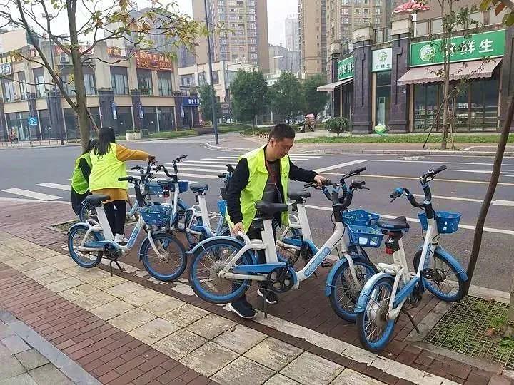 社區工作人員協助規范轄區內共享單車停放.jpg