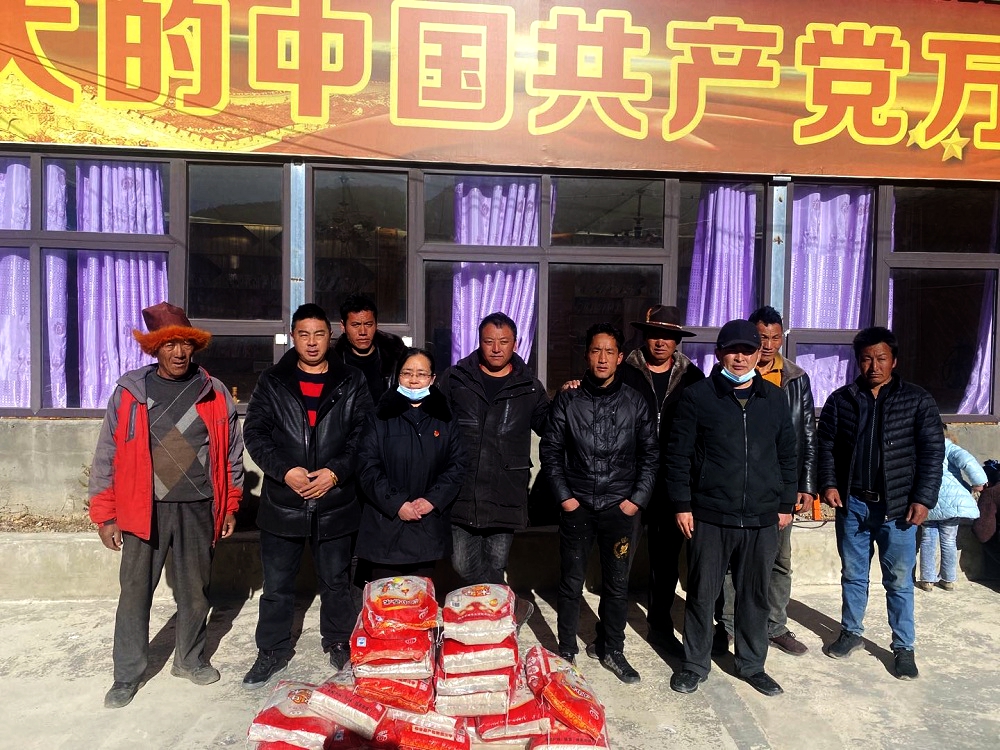 支部與貧困黨員合影.jpg