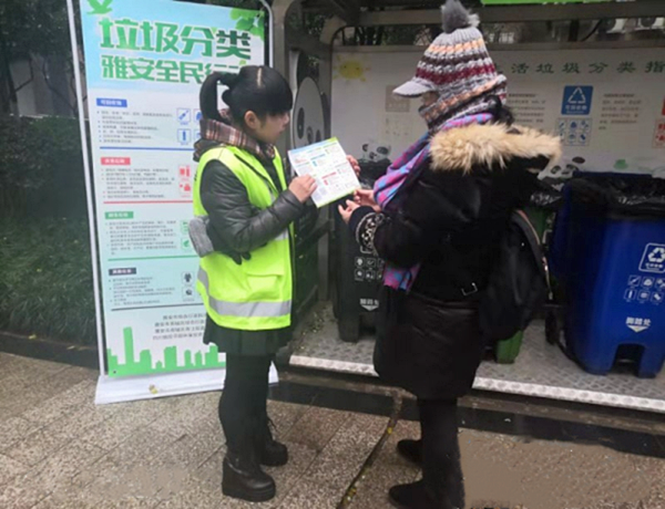 宣導員向市民宣傳垃圾分類相關知識.png