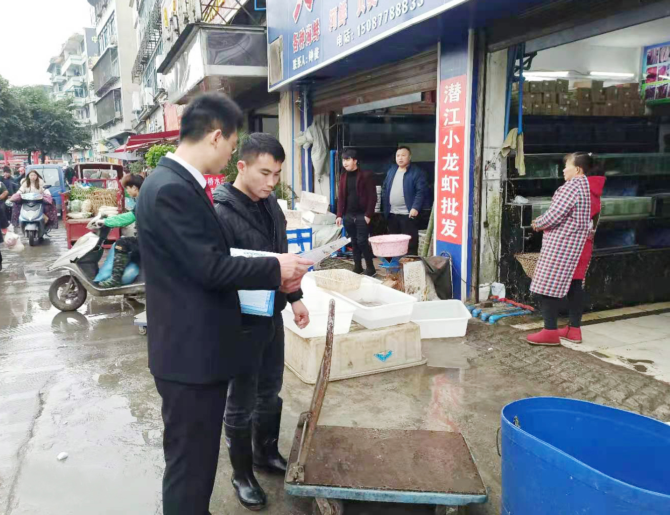 圖片①：法院干警向水產品銷售商戶宣傳法律法規.jpg