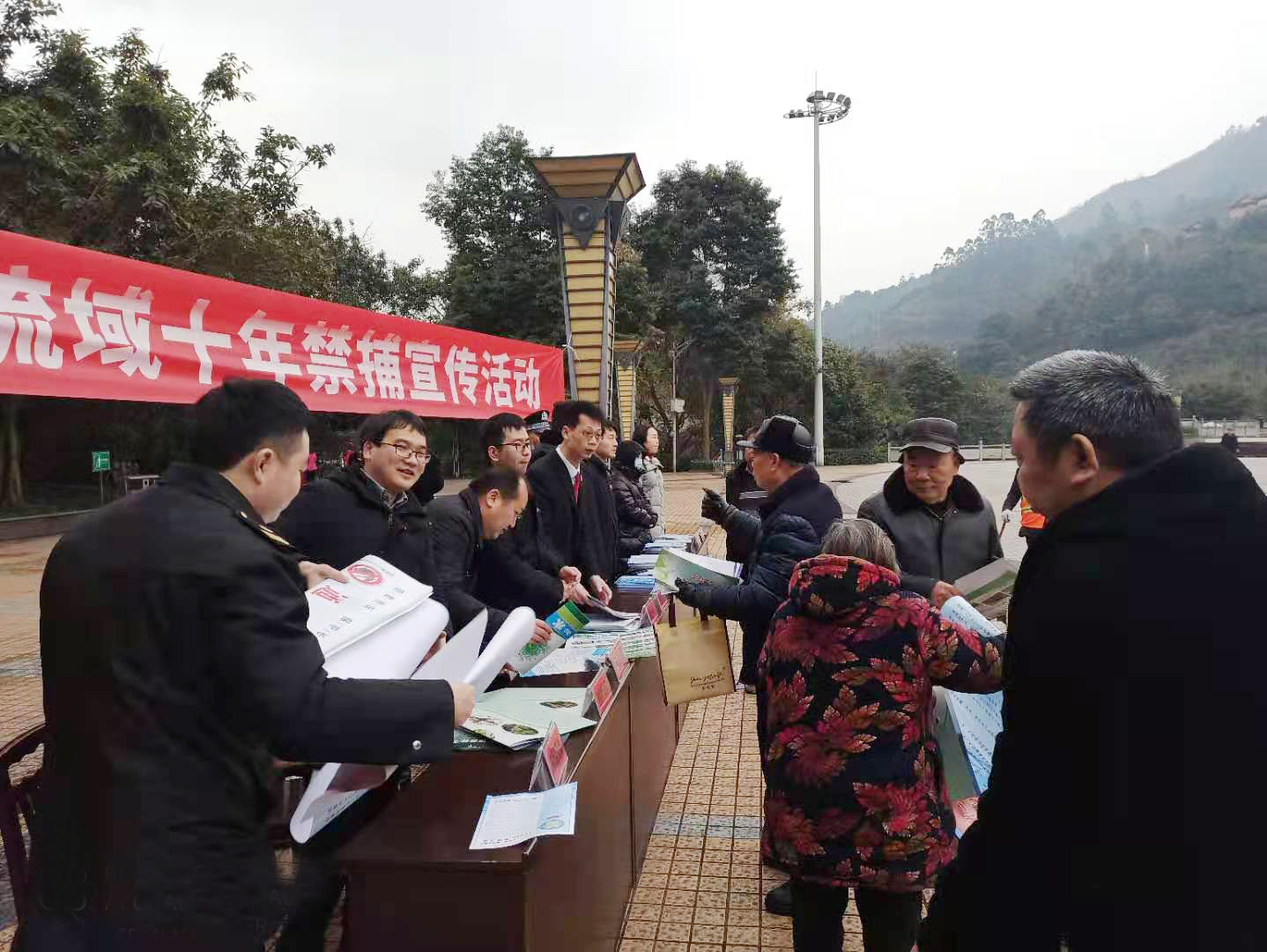 圖片②：法院干警向過往群眾發放宣傳資料.jpg