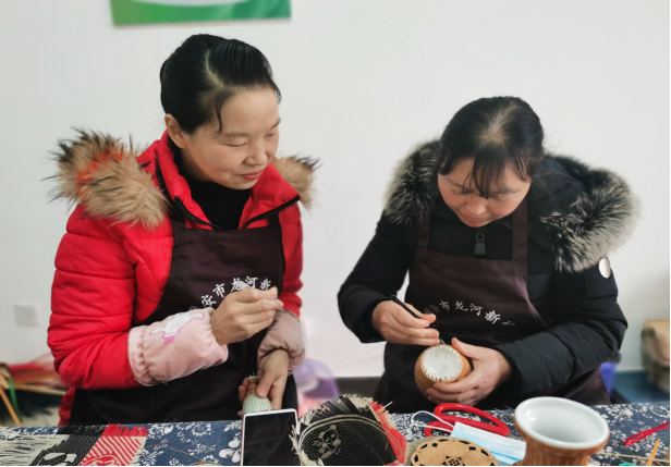 陳升換（左）在進行竹編技術指導.png