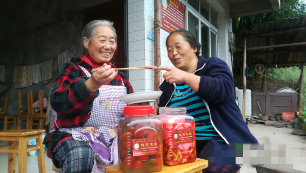 趙傳蓮向兒媳傳授泡菜制作技巧.jpg