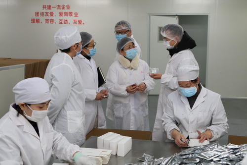 工作人員在疫情防控期間，幫扶企業藥品生產.JPG