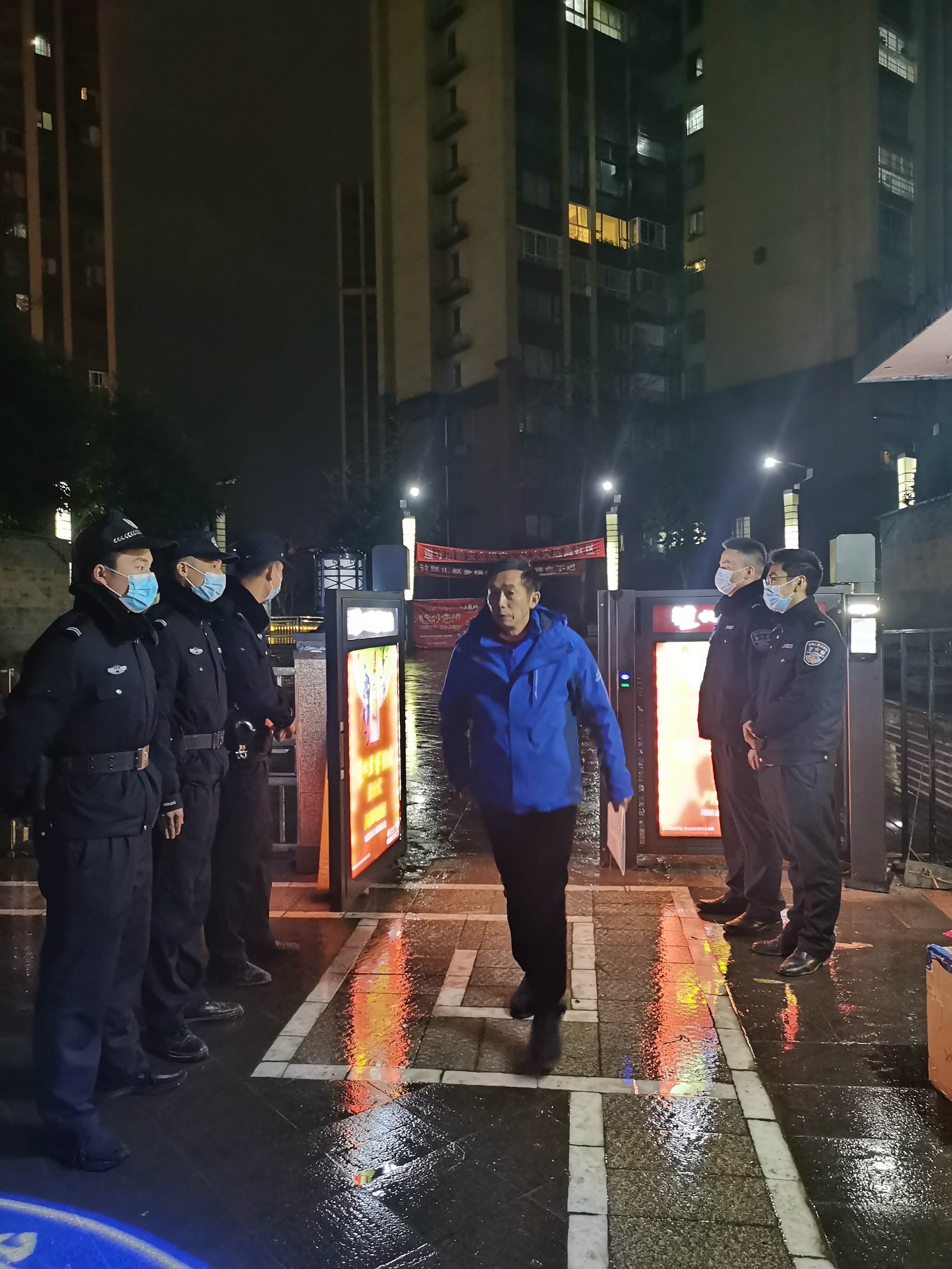 古宋派出所民、輔警在小區門口站崗督促居民掃碼登記.jpg