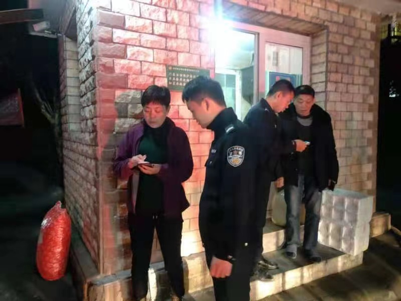 古宋派出所輔警正在指導居民在手機上登記個人信息.jpg