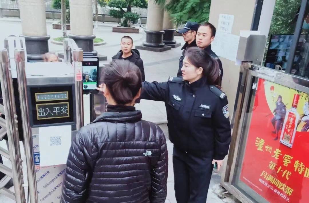 古宋派出所輔警黃鈺霞正在為居民采集人像信息.jpg