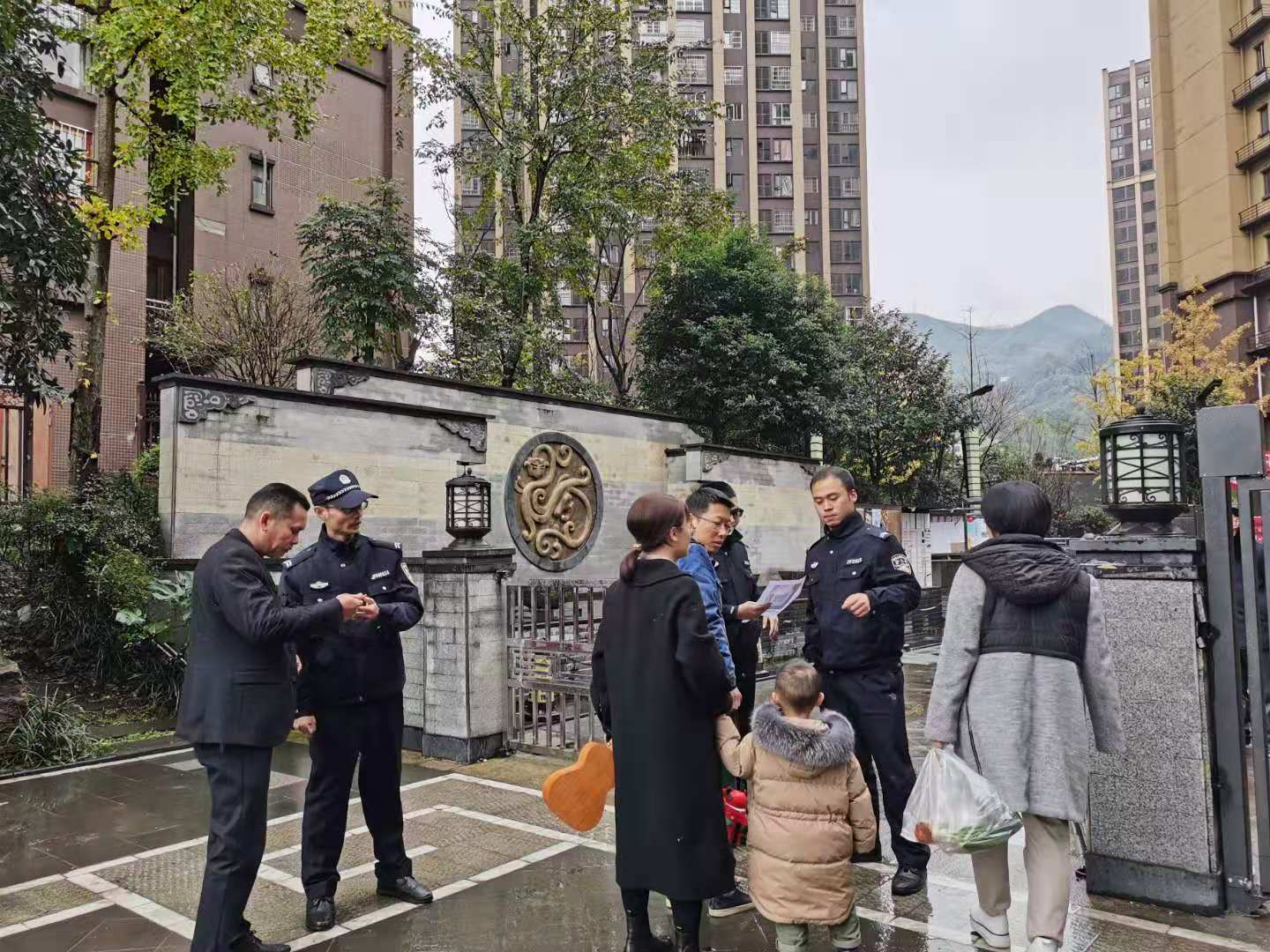古宋派出所輔警在小區門口指導居民掃碼注冊登記.jpg