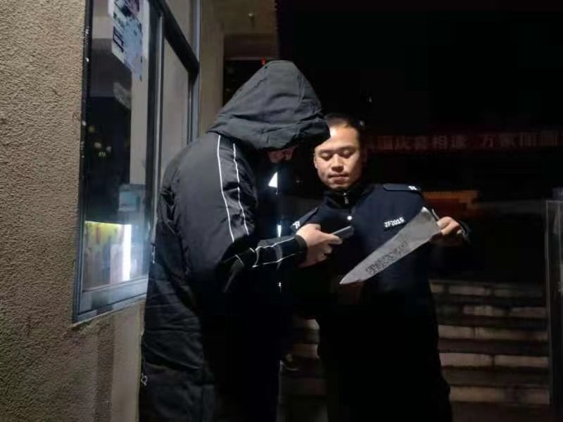 古宋派出所輔警袁建華正在向居民出示“智慧小區”二維碼.jpg