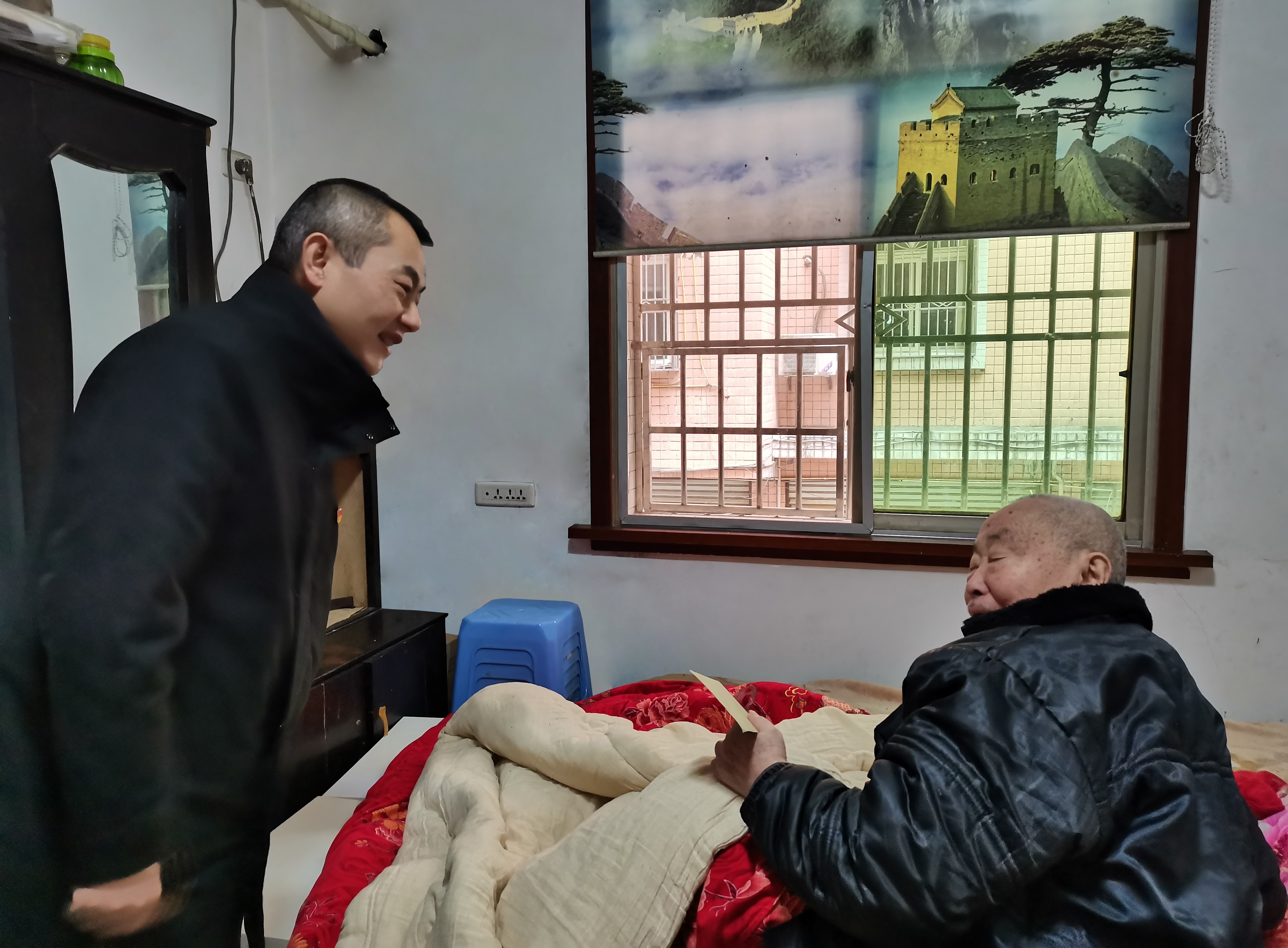 ② 胡浩院長與老同志親切交談.jpg