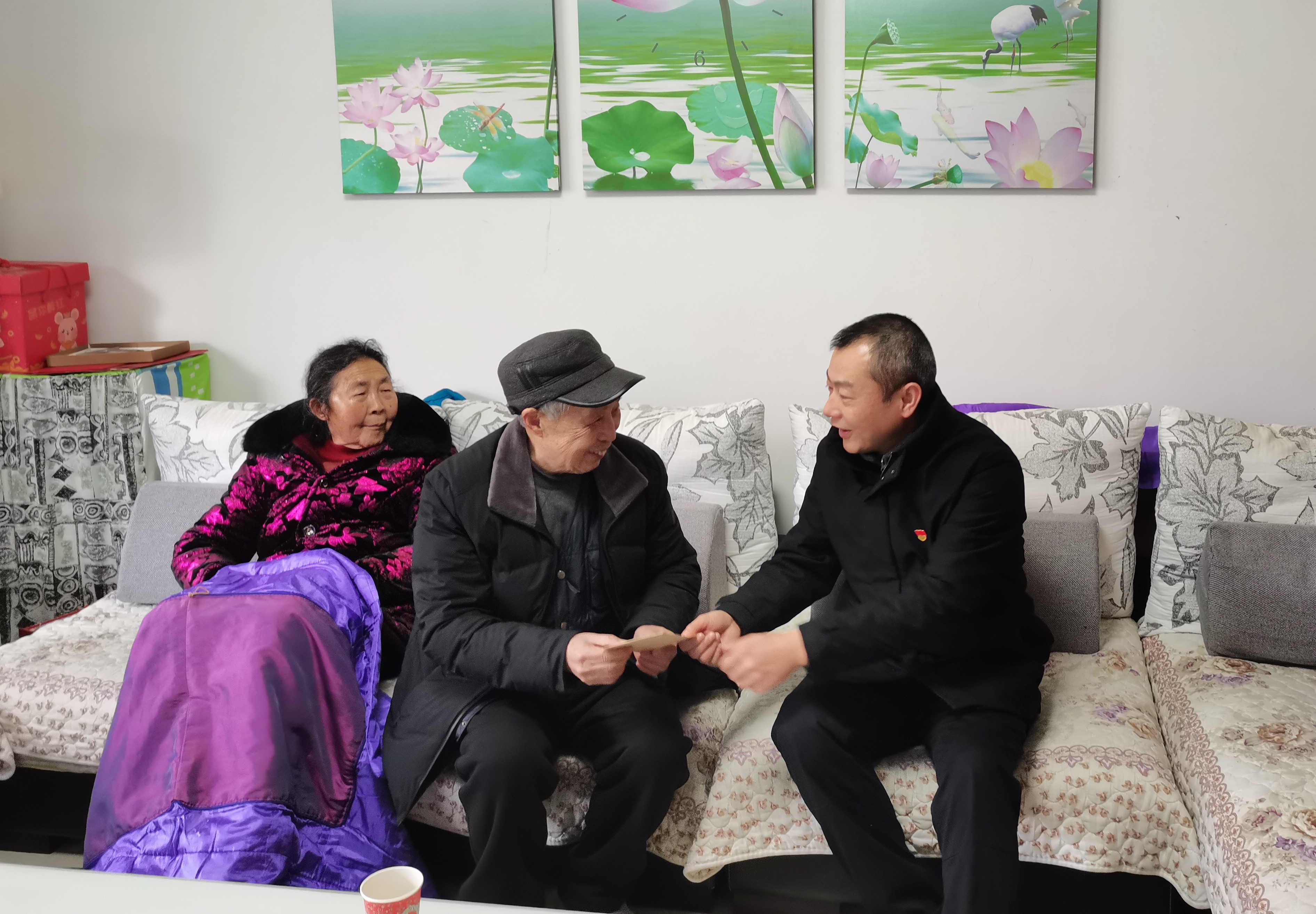 ① 胡浩院長送上節日慰問品.jpg