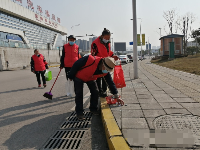三雅公益志愿者正在撿拾垃圾.jpg