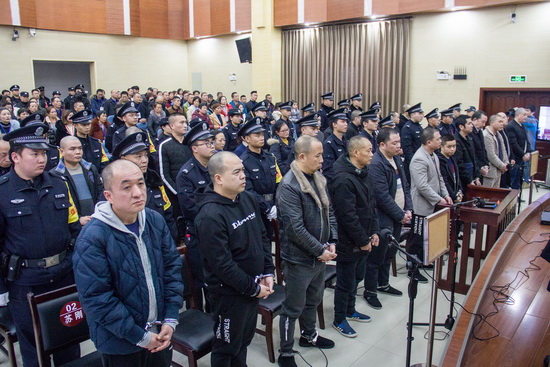 內(nèi)江首例黑社會性質(zhì)組織犯罪案件一審?fù)彫F(xiàn)場.jpg