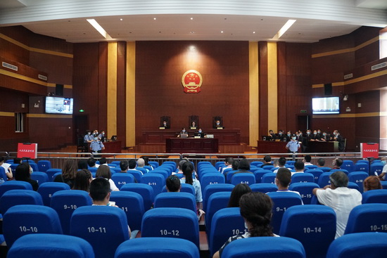 省人大視察全省法院重點工作聯(lián)絡(luò)活動，在內(nèi)江中院現(xiàn)場觀摩涉黑惡案件“云”審理.jpg