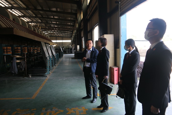 內(nèi)江中院民三庭深入企業(yè)開展送法活動，為復(fù)工復(fù)產(chǎn)把脈問診.JPG
