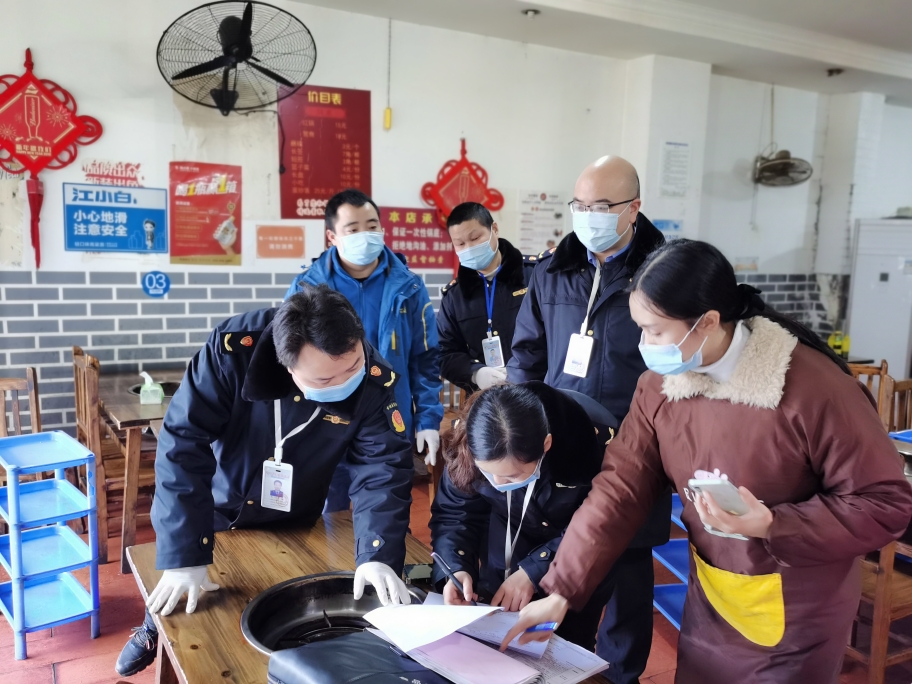 檢查餐飲單位存在的問題，責令及時整改_resized_20210201_085233087 (1).jpg