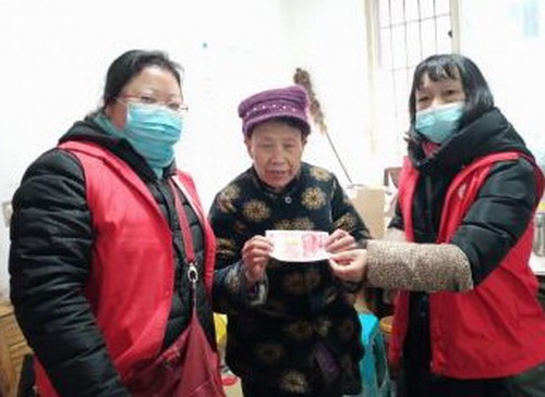 威遠縣計生干部為計生特殊家庭送溫暖.jpg